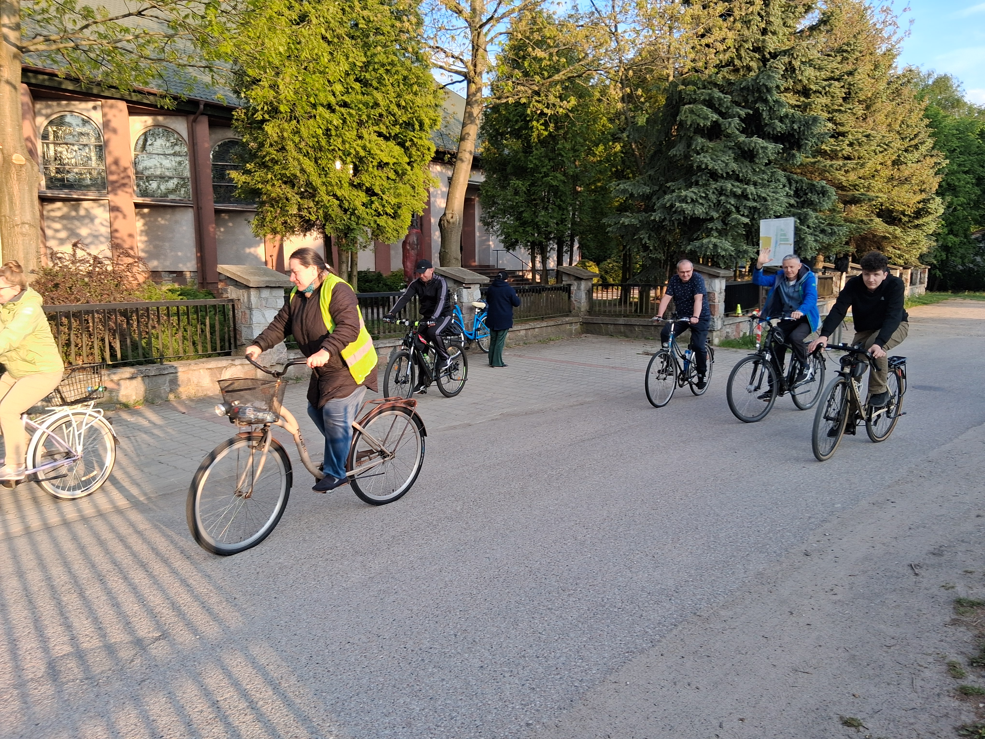 otwarcie akcji "106 km rowerem w 106. rocznicę urodzin św. Jana Pawła II"